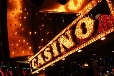 Live-dealer tables and slot game categories available on istana kasino platform
